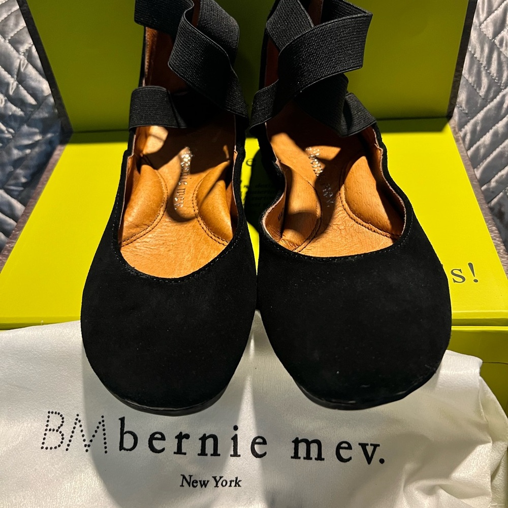 bernie mev. Black Flats with Knit Fabric and Slip-On Design